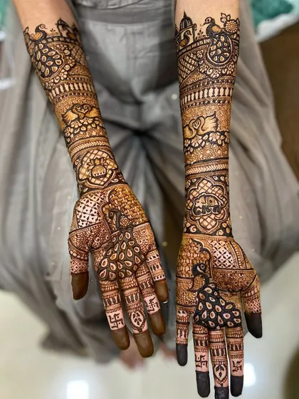 A classic design with peacocks as the central theme, both on the palms and the arms, surrounded by traditional filler patterns.