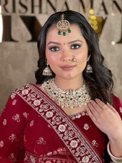 Another close-up of the beautiful jewellery set paired with the maroon lehenga. I help all my clients pick the perfect matching jewellery.