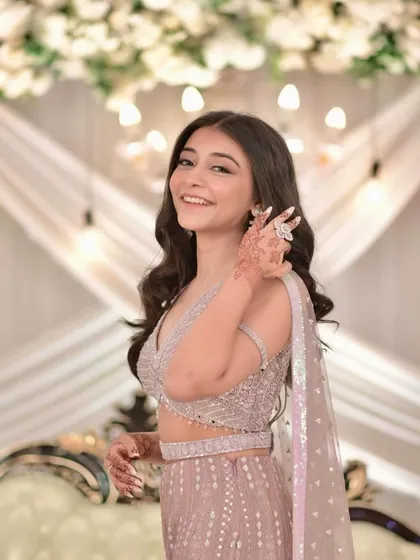 A beautiful portrait of this guest. The pink hues in her makeup and outfit create a soft and romantic look that is simply stunning.