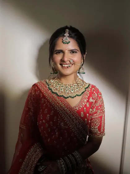 I always listen to my brides. Neelam knew exactly what she wanted: no lashes, no lenses, and nothing heavy. I focused on creating an ethereal glow that felt natural and true to her, proving that you don't need a lot to be radiant.