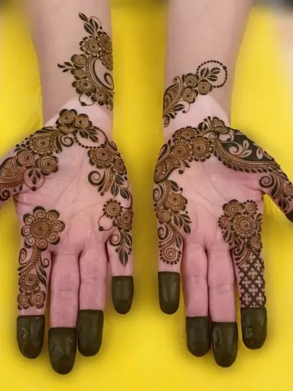 A classic Arabic bail design, with flowers and leaves flowing from the wrist to the index finger.