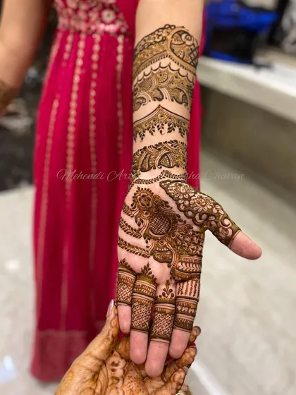 An Indo-Arabic design for a bride's sister. The pattern is intricate and elegant, complementing the bridal mehendi perfectly.