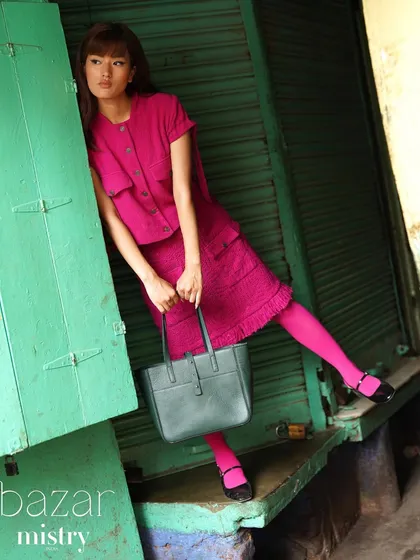 The Decker Tote Bag in Jade, a perfect companion for navigating through life. This bag combines a classic tote shape with a unique color.