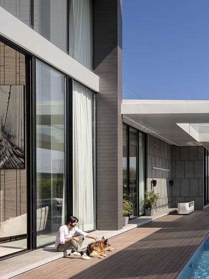 The backyard of the Ananda project is where peace lives. A wooden deck extends from the living area to the poolside, creating a perfect spot to enjoy the open sky and the sound of water. It is a space designed to slow down time.