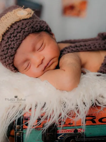 Even the tiniest explorers can have big adventures. This peaceful 11-day-old newborn is dreaming of faraway places in my cozy, travel-themed studio setup, showing how I create imaginative and safe portraits for your little one.