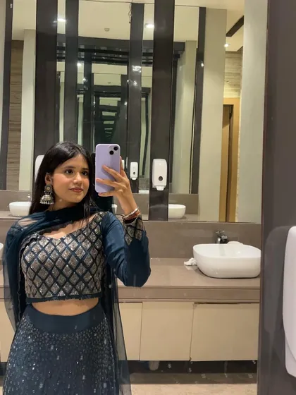 Another selfie showing my full outfit. The visual aspect of being an artist is something I enjoy and put thought into.