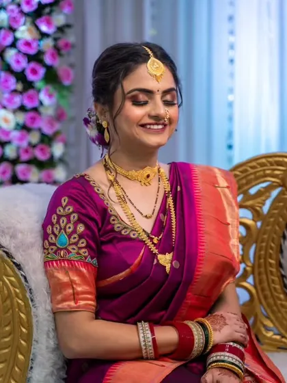 A moment of pure joy for this Maharashtrian bride at her reception. Her traditional Paithani saree is paired with glowing makeup and a classic floral bun, celebrating her heritage with elegance.