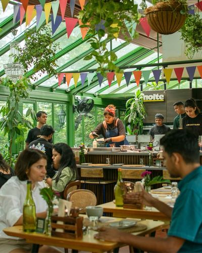 Curated Dining Experiences (Chef Pop-ups)