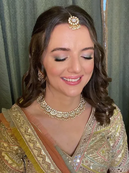 A gorgeous Mehendi look for this bride. Her pastel outfit was paired with a soft, shimmery eyeshadow and a natural, glowing base. ❤️