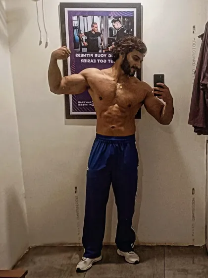 A quick physique update in the changing room. Taking progress pictures is a key part of my coaching to track changes, stay motivated, and make sure your body transformation is on the right path.