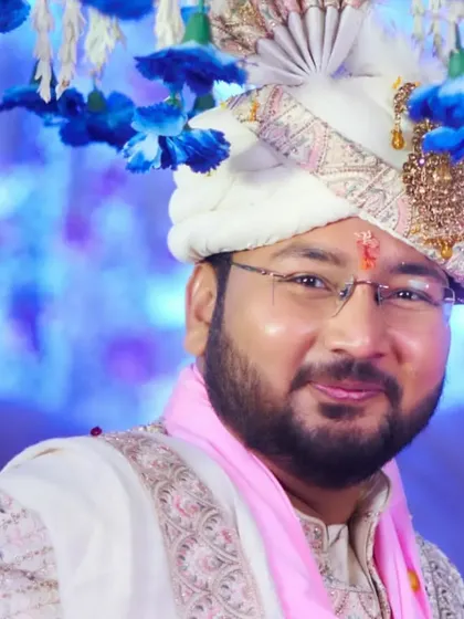 A close-up of the groom's happy expression. The natural makeup ensures his skin looks clear and bright, perfect for capturing these precious moments.
