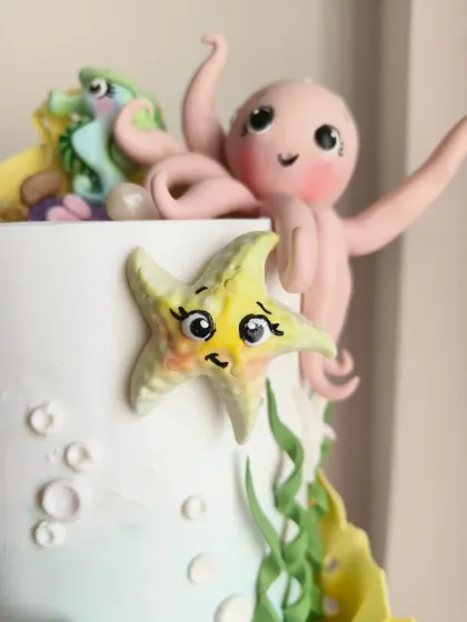 A cheerful little starfish and octopus, adding personality and charm to the cake.