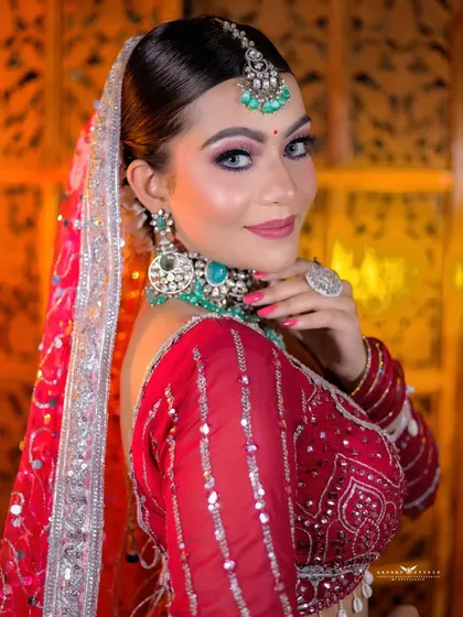 A smiling portrait that captures the bride's radiance and the vibrant colors of her look.
