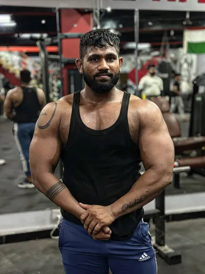 A relaxed but powerful pose. Showing the size and fullness of my arms and chest.
