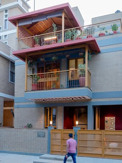 A view of the house with its solar panels, a key feature of its sustainable design.