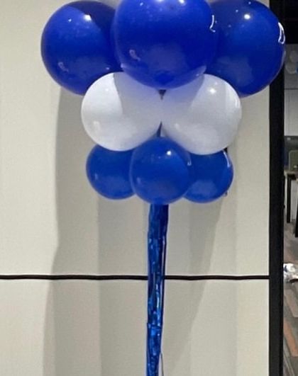 A simple yet effective balloon standee for a corporate office. This column of blue and white balloons adds a pop of color and festive spirit to the workspace.