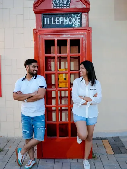 A cool and casual pose against a classic red telephone booth. This prop adds a touch of vintage London charm to the pre-wedding shoot, perfect for couples looking for a quirky and fun theme.