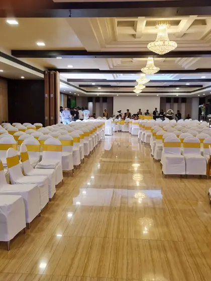 The spacious interior of Devanshi Inn Hotel & Banquets in Kalamboli. This hall can host over 1000 guests and is perfect for very large weddings.