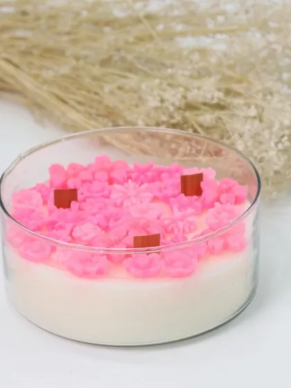 This large glass bowl candle, filled with beautiful pink flower-shaped wax melts and wooden wicks, is a perfect statement piece to celebrate the special woman in your life on Women's Day.