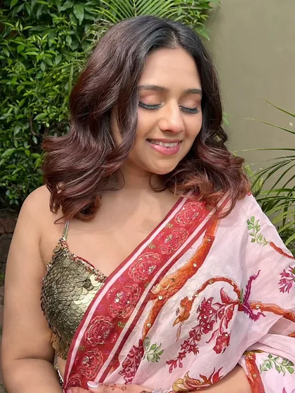 The complete enchanted look, with soft waves and a radiant complexion that is perfect for any celebration.