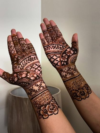 Another look at a detailed bridesmaid henna design. This style incorporates floral cuffs and geometric patterns, offering a sophisticated look for the bridal party.