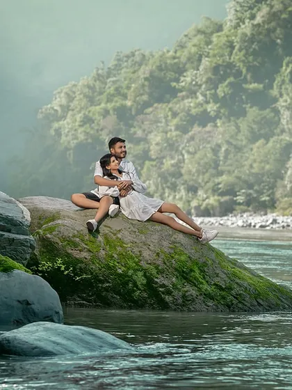 Just the two of you, lost in conversation, surrounded by the misty mountains and the sound of the river. This is what a peaceful escape looks like. We find these serene spots to capture the quiet intimacy of your relationship.