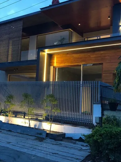 Another angle of the Panchkula residence, showcasing how the vertical linear light and the horizontal roofline light work together. This approach adds dynamism and emphasizes the architectural geometry.