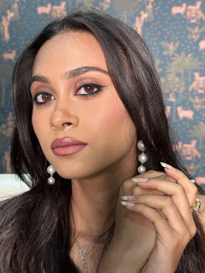 The final look is timeless and elegant, proving that sometimes, a simple wing and flawless skin are all you need.