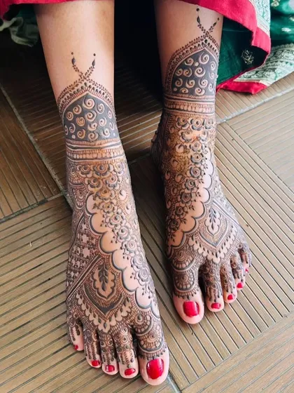 I call this my 'Mast Malang' design for the feet. It’s a full-coverage pattern with intricate swirls and traditional motifs that feels both grand and free-spirited. Perfect for a bride or for anyone wanting to adorn their feet beautifully.