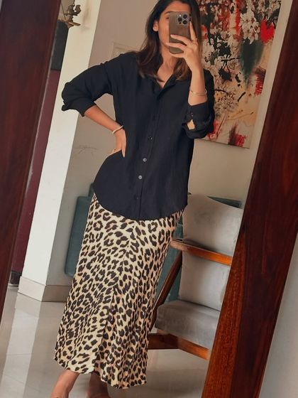 Look 2 for the leopard print skirt: A simple black shirt for a salon visit, creating a more classic and understated look.
