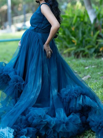 A side view of the beautiful turquoise ruffle gown, showing how the layers of net create volume and movement. This is a great choice for both indoor and outdoor maternity photos.
