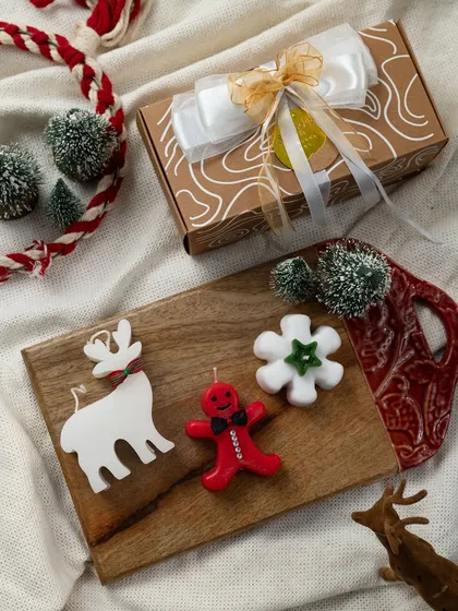 This little set is perfect for gifting. It includes a gingerbread man candle, a reindeer candle, and a snowflake candle, all ready to be gifted.