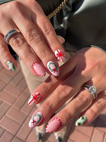 For a softer take on holiday nails, I designed this adorable set featuring hand-painted wreaths, gift bows, and candy cane borders. It’s a playful and charming look that perfectly captures the Christmas spirit.