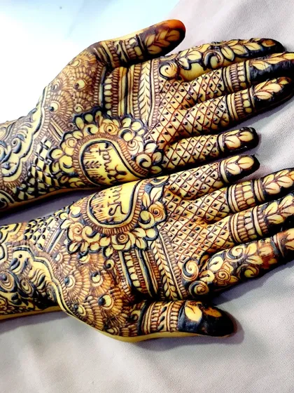 A close-up of the palms, where the names inside the heart are clearly visible.