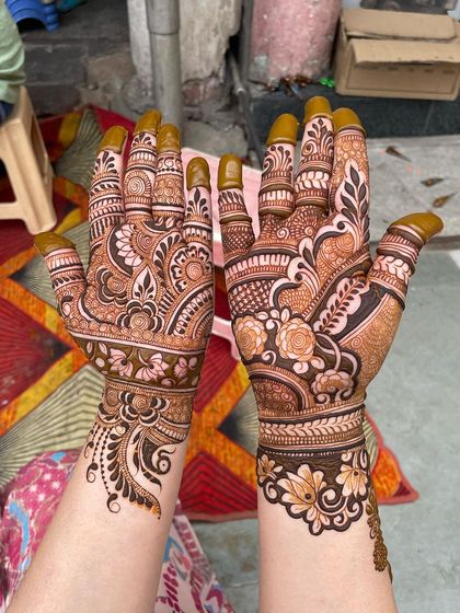 A stunning floral and paisley design that covers the entire hand and wrist. The flow of the pattern is very graceful and elegant.