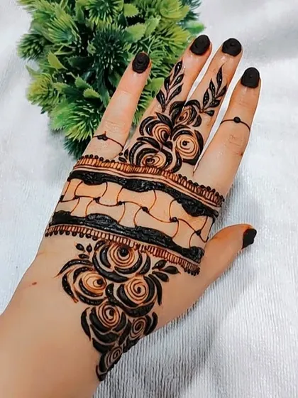 Another angle of this modern and chic henna design.