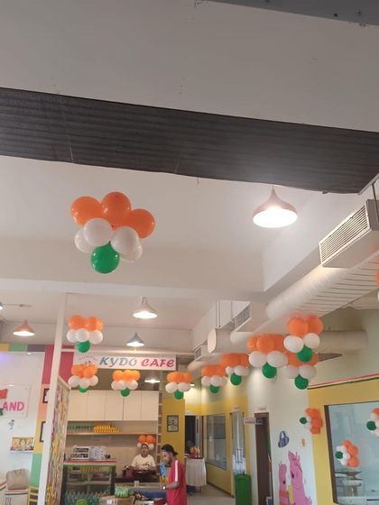 A closer look at the Independence Day decorations in our cafe. I use festive decor like these tri-color balloon bouquets to make every celebration special.