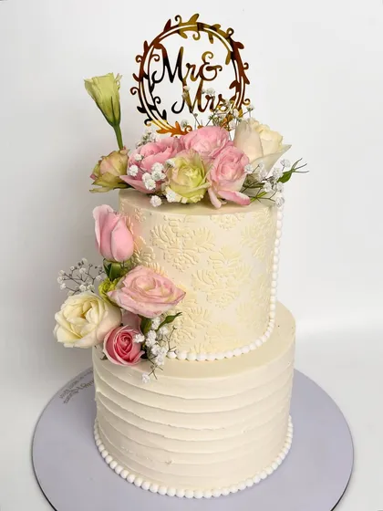 A full shot of the floral "Mr & Mrs" wedding cake, a perfect blend of classic and romantic.