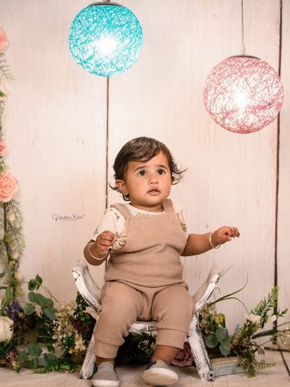 Explore our various floral and elegant setups. These sets feature props like swings, ornate chairs, and pearl decorations, all surrounded by beautiful flowers for a timeless and pretty photoshoot.