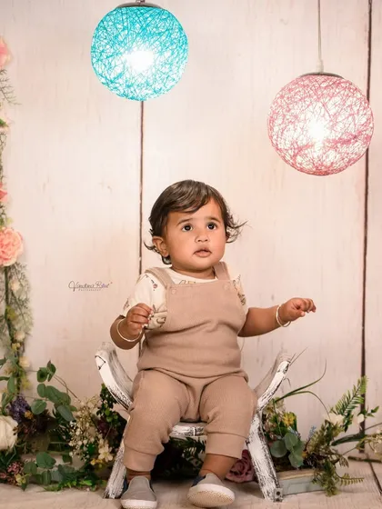 Explore our various floral and elegant setups. These sets feature props like swings, ornate chairs, and pearl decorations, all surrounded by beautiful flowers for a timeless and pretty photoshoot.