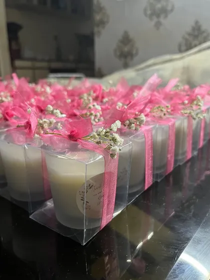 Our frosted box candles decorated with real dried flowers are a bestseller for the wedding season. They look elegant and are perfect for gifting.