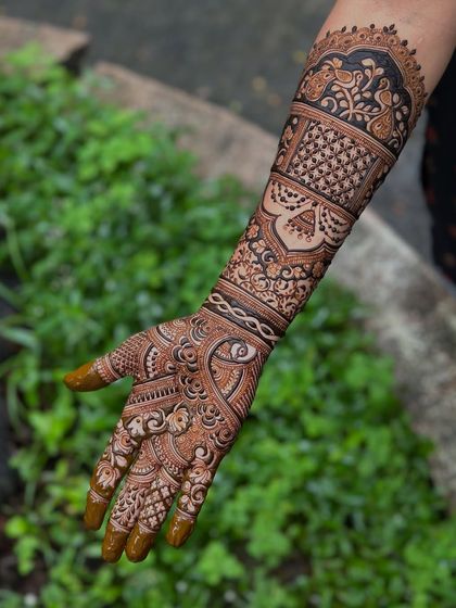 A close-up of the palm work from a live demo. I focus on teaching how to create depth and contrast using different line weights and filling techniques.