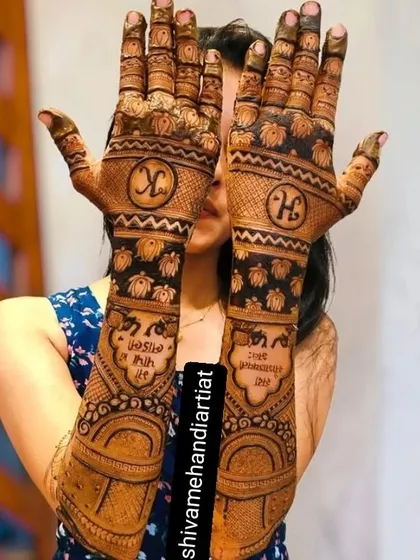 A lovely design featuring the couple's initials, 'K' and 'H', on the back of the hands, along with a personal mantra written in Hindi.