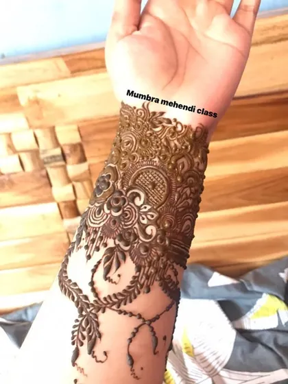 A closer look at the cuff and hand portion of a bridal design. Every part of the hand is a canvas for beautiful art.