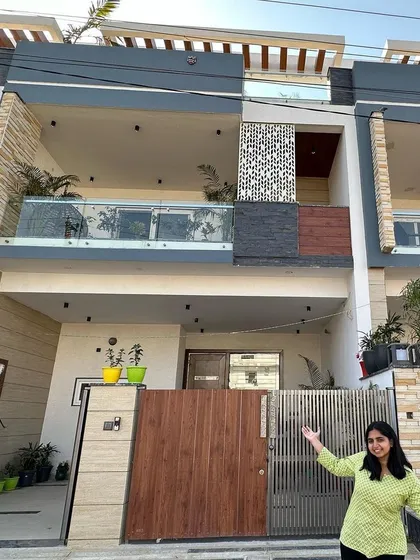 Here I am with a recently completed project. It’s always a proud moment to see the final result, where the mix of stone cladding, wood-look panels, and large glass balconies comes together perfectly.