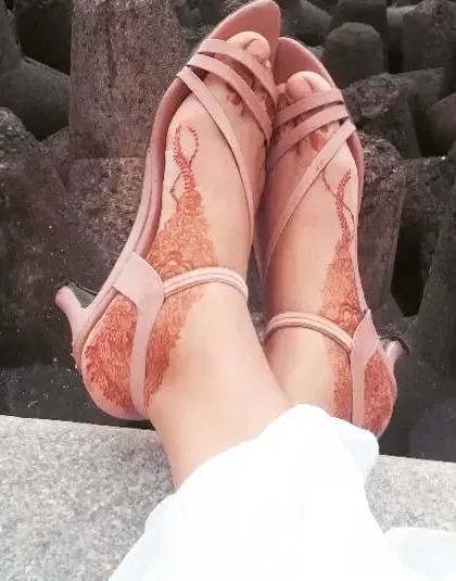 A simple and elegant design for the feet, perfect for a minimalist bride or for guests. The pattern is light but still makes a beautiful statement.