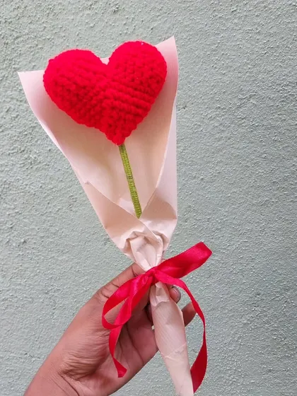 A single red heart bouquet, a perfect romantic gesture.