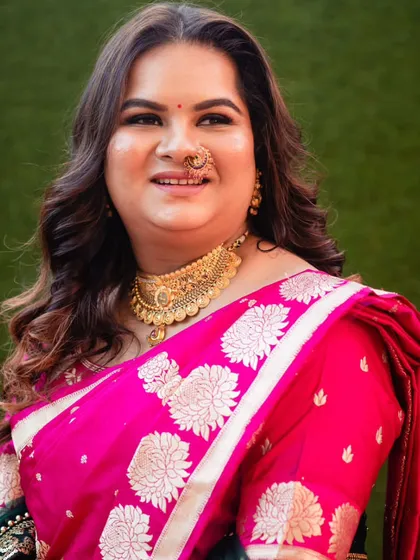 Radiant and how! This bride is dolled up for her engagement vidhis in a beautiful pink saree, with glowing skin and a traditional nath.
