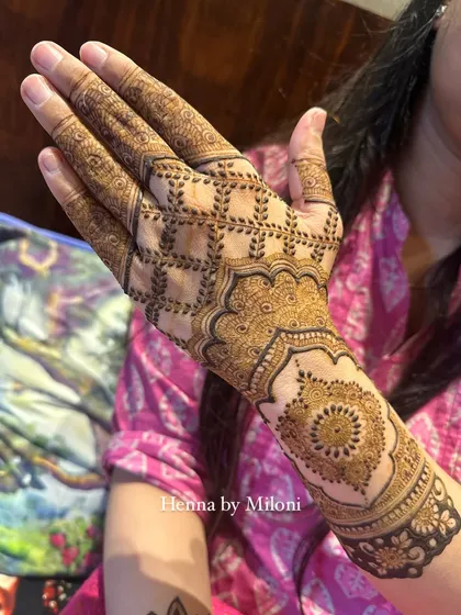 A beautiful design with a central mandala and a full net pattern on the back of the hand. This is a classic and timeless choice.