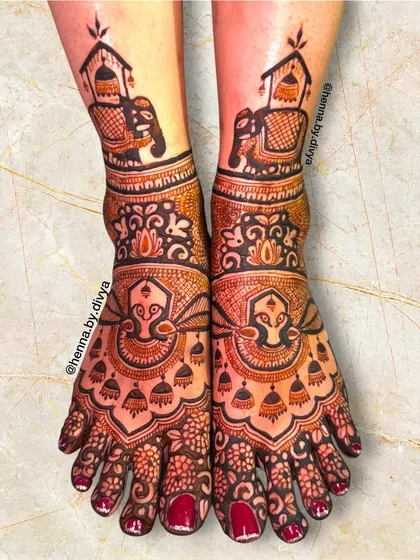 Your bridal look is complete with beautifully adorned feet. This royal design features intricate details with Ganesha motifs at the center, surrounded by jhumka patterns and elephants on the ankles.